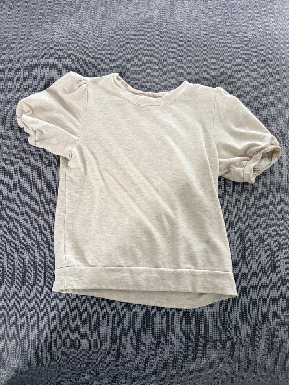 Evereve Puff Sleeve Tee in Light Beige
